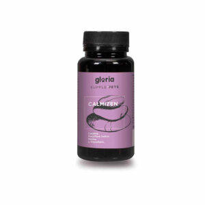 Envase de suplemento alimenticio para mascotas marca Gloria Supple Pets, modelo Calmizen. Este producto está diseñado para promover la relajación y reducir el estrés en perros y gatos, con ingredientes como caseína, pasiflora índica, melisa y L-triptófano. El envase es negro con una etiqueta lila que incluye una ilustración de un espiral relajante. Ideal para ayudar a las mascotas en situaciones de ansiedad o nerviosismo.