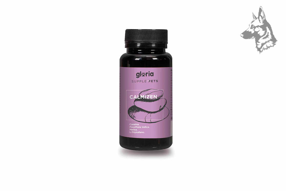 Envase de suplemento alimenticio para mascotas marca Gloria Supple Pets, modelo Calmizen. Este producto está diseñado para promover la relajación y reducir el estrés en perros y gatos, con ingredientes como caseína, pasiflora índica, melisa y L-triptófano. El envase es negro con una etiqueta lila que incluye una ilustración de un espiral relajante. Ideal para ayudar a las mascotas en situaciones de ansiedad o nerviosismo.