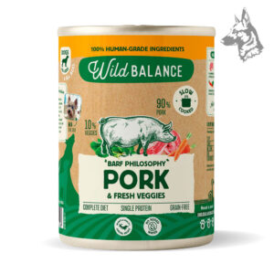 Lata de comida para perros Wild Balance con cerdo y verduras frescas. Resalta su composición de 90% cerdo y 10% verduras, con cocción lenta y sin cereales.