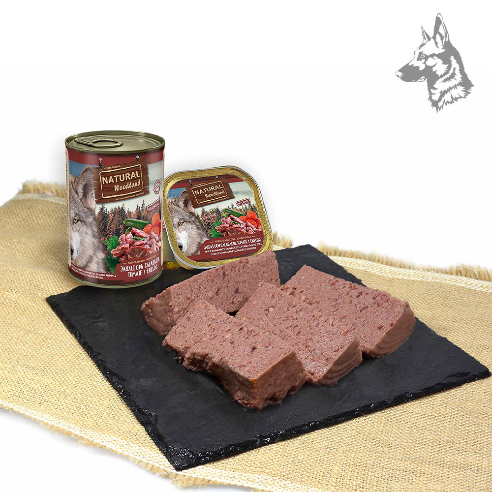 Jabalí con calabacín, tomate y eneldo (textura y presentación) – Alimento húmedo de jabalí con calabacín, tomate y eneldo, en formato de lata y tarrina. Textura firme y jugosa. Ingredientes naturales y sin cereales. Marca Natural Woodland.