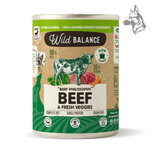 Lata de comida para perros Wild Balance Beef & Fresh Veggies con un diseño natural que destaca su contenido de 90% carne de res y 10% verduras, cocinado a fuego lento y sin cereales.