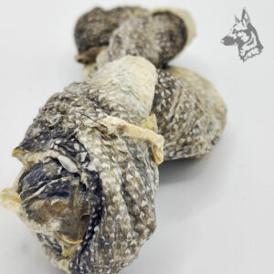 Trenza de bacalao natural para perros, snack rico en ácidos grasos Omega-3, ideal para el cuidado del pelaje, la piel y la salud articular. Textura crujiente para una masticación placentera y beneficiosa para la higiene dental