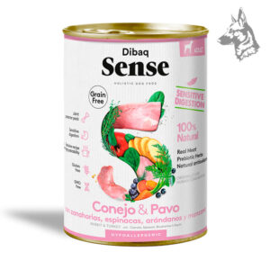 Lata de comida para perros Dibaq Sense con conejo y pavo, enriquecida con zanahorias, espinacas, arándanos y manzana. Fórmula 100% natural, sin cereales, hipoalergénica y con antioxidantes naturales. Diseñada para favorecer la digestión sensible y proteger las articulaciones, con ingredientes originalmente aptos para consumo humano.