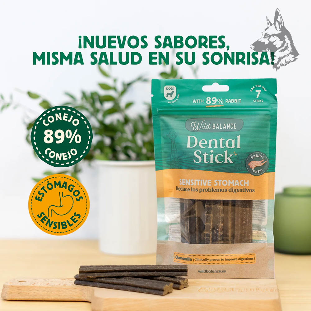 Sticks dentales de conejo con camomila y salvia sobre una tabla de madera, resaltando sus beneficios para perros con estómagos sensibles.