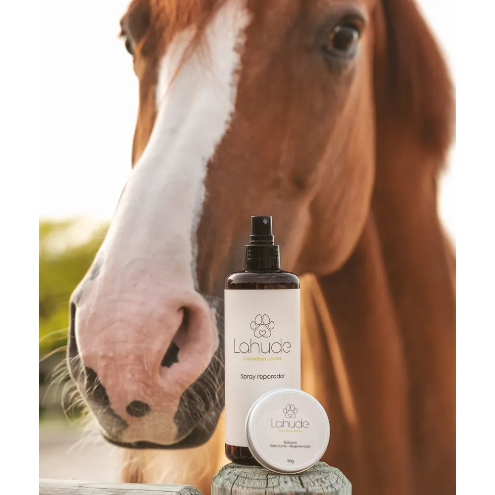 Primer plano de un caballo junto al spray reparador y bálsamo hidratante de Lahude.