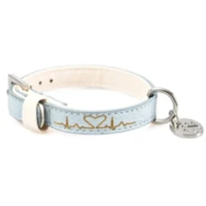 Collar Twin azul hielo para perros y gatos con diseño de corazón y latido grabado en dorado, cierre metálico y colgante.