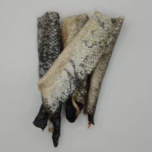 “Snack de piel de salmón deshidratada a granel para perro, textura rugosa, crujiente, ideal como premio natural”.
