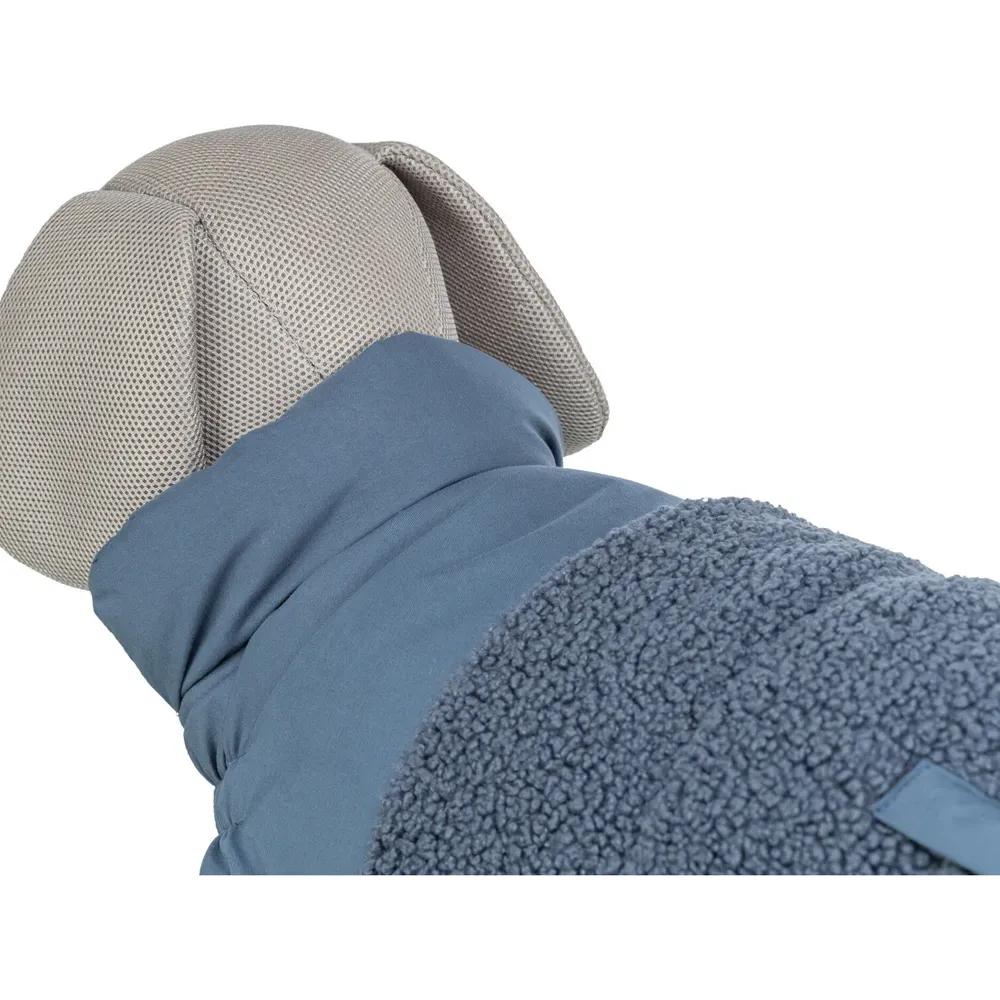Detalle del cuello alto del abrigo Trixie Ajou azul para perro, ideal para proteger del frío y el viento
