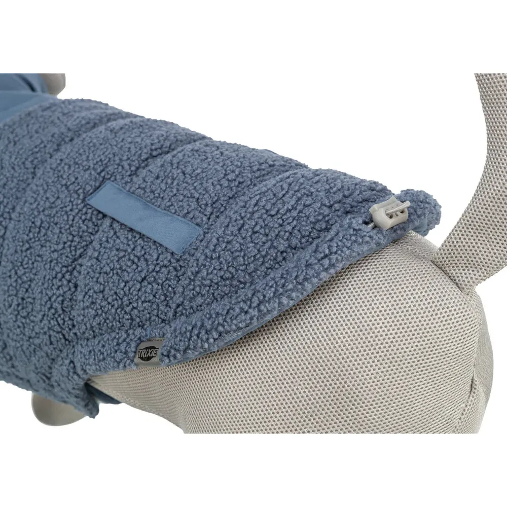 Detalle trasero del abrigo Trixie Ajou azul para perro, con cierre ajustable y tejido polar tipo borreguito
