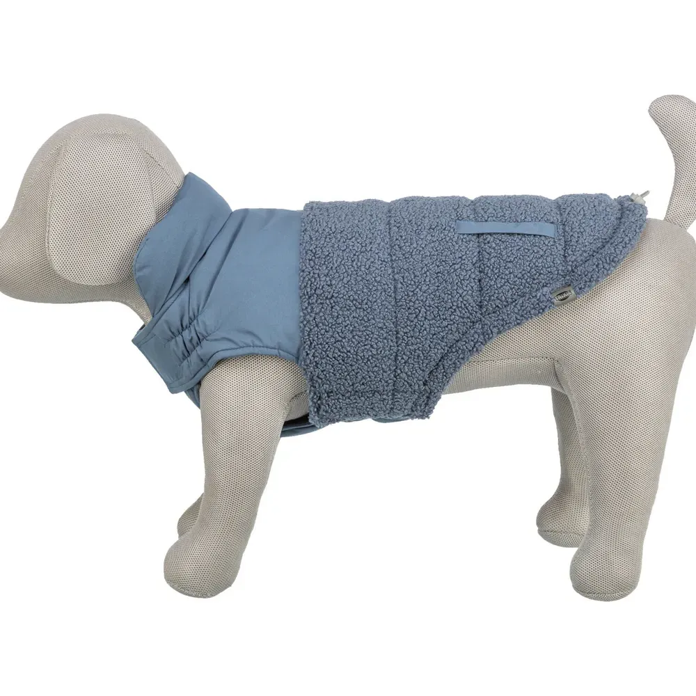 Abrigo Trixie modelo Ajou azul, vista lateral sobre maniquí de perro, muestra ajuste anatómico y diseño térmico