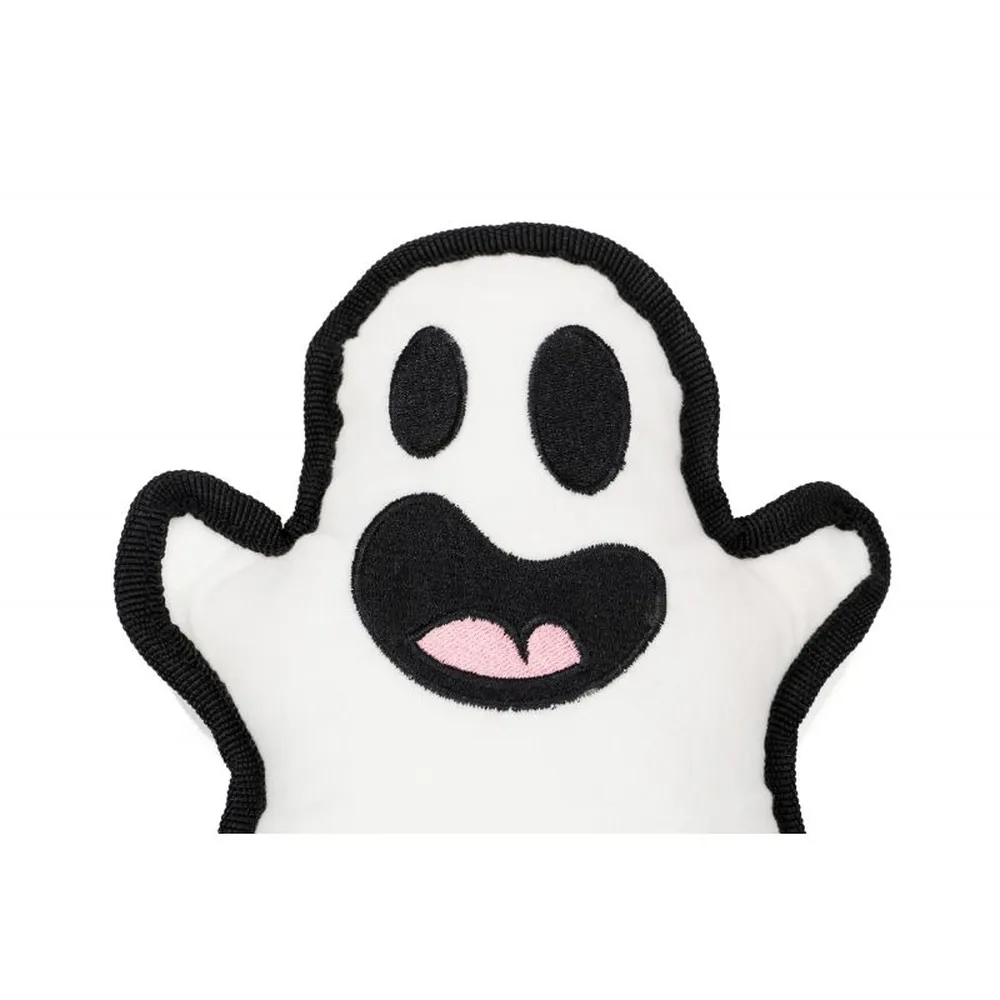 Detalle en primer plano del peluche fantasma para perros, con costuras negras y cara bordada