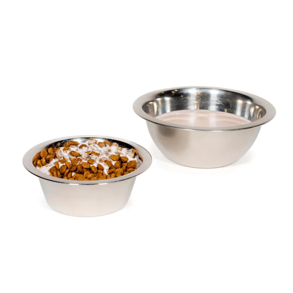 Dos cuencos de acero inoxidable con pienso y kéfir Yogupet, uno con croquetas bañadas en kéfir y otro solo con kéfir líquido