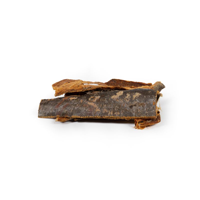 Snack natural de piel de atún deshidratada para perros, vista lateral en detalle