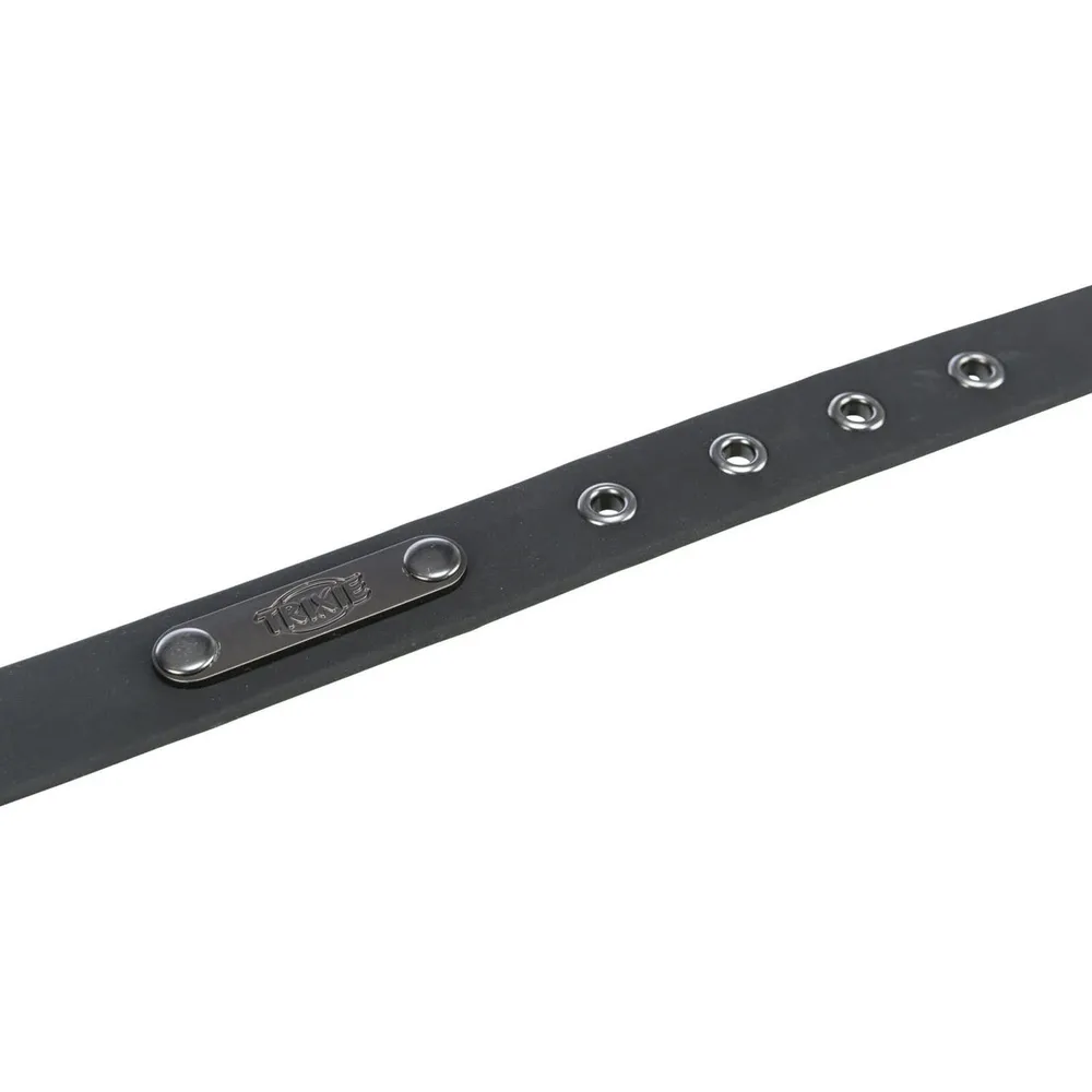 Detalle de ajuste del collar Trixie de PVC negro para perro, con ojales metálicos reforzados y placa decorativa grabada.