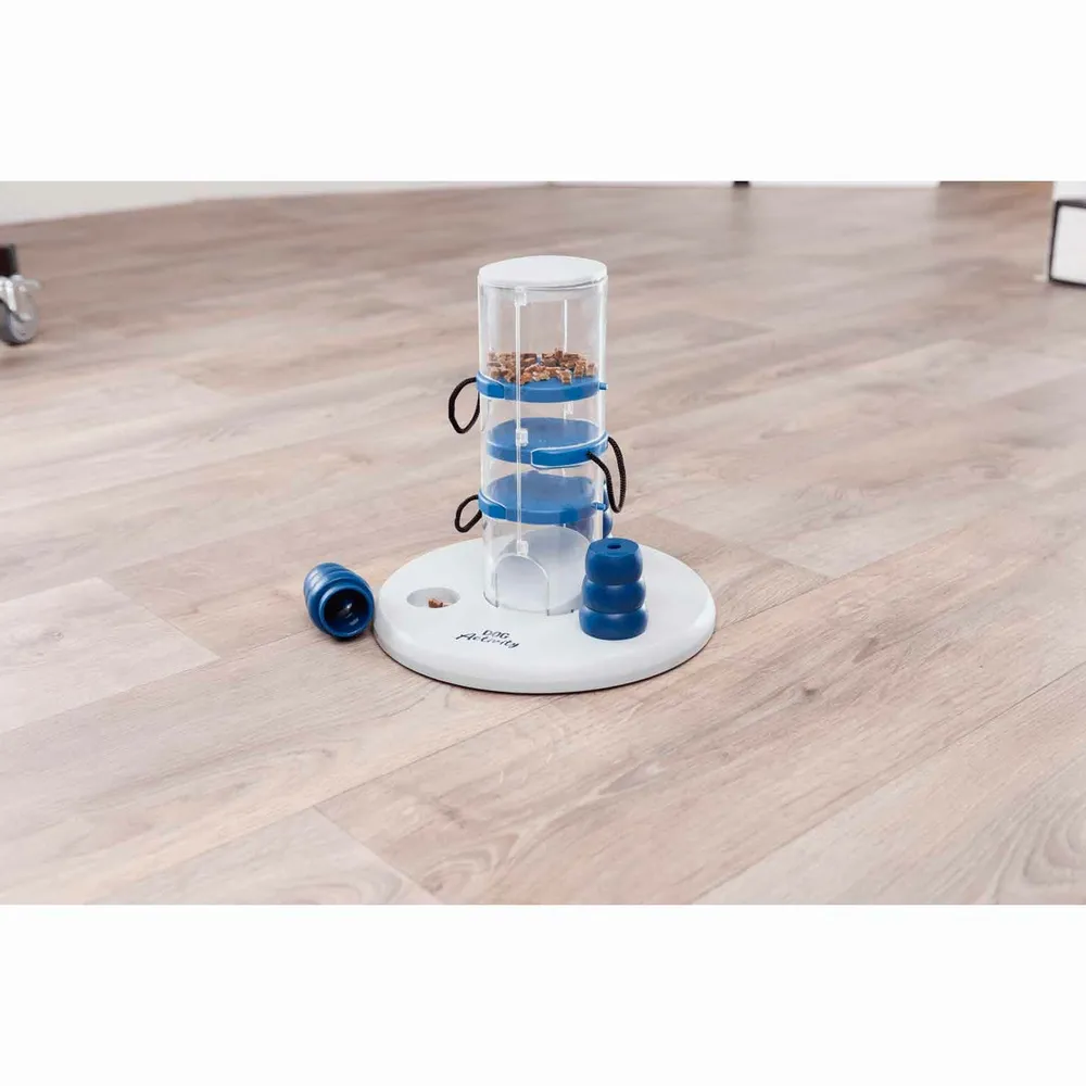 Dog Activity Gambling Tower con premios visibles en su interior y una pieza retirada, juego interactivo para perros en ambiente doméstico.