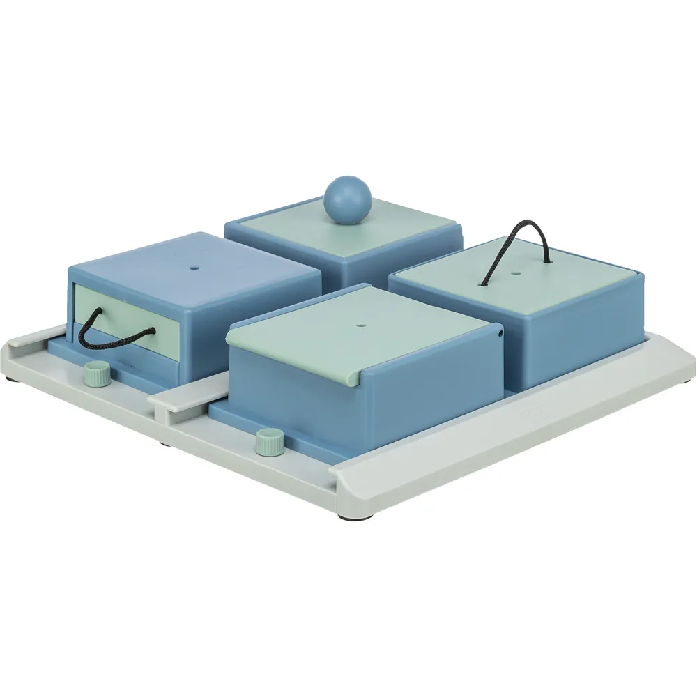 Juego de inteligencia para perros Dog Activity Poker Box Nivel 2 con múltiples compartimentos y tapas para premios, estimulación mental y diversión.