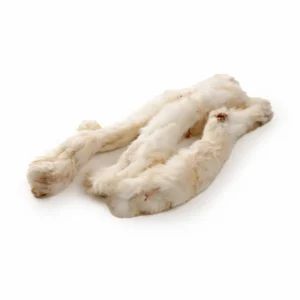 Piel de conejo con pelo deshidratada para perros de la marca Kauartikel, snack natural para masticación y digestión.