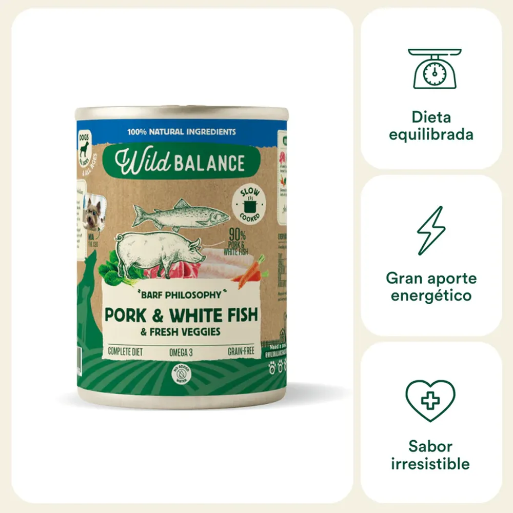 Lata de comida natural para perros Wild Balance BARF con cerdo y pescado blanco junto a iconos de beneficios nutricionales.
