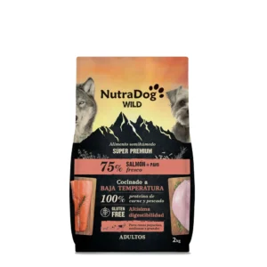 Saco de NutraDog Wild Salmón y Pavo para perros adultos, alimento semihúmedo premium con 75% de ingredientes frescos y alta digestibilidad.
