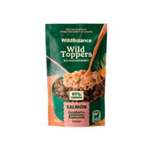 Topper natural para perros Wild Balance de salmón con verduras sobre pienso seco, complemento rico en omega y proteínas.