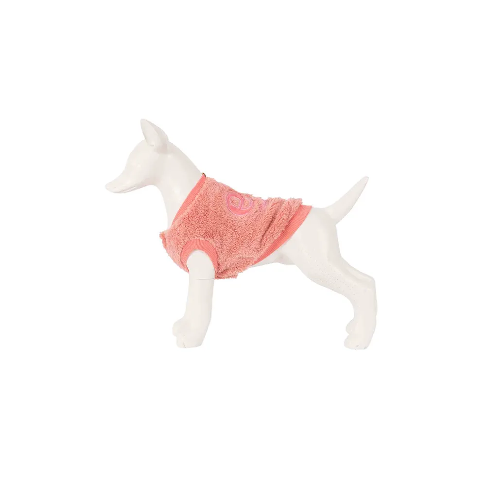 Perro pequeño con jersey rosa Aarhus Freedog, ropa suave y cálida para invierno y entretiempo.